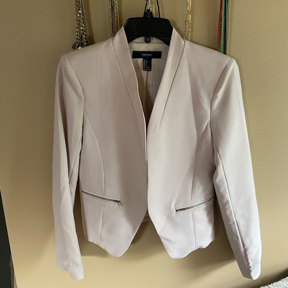 Beige women’s Forever21 cropped blazer